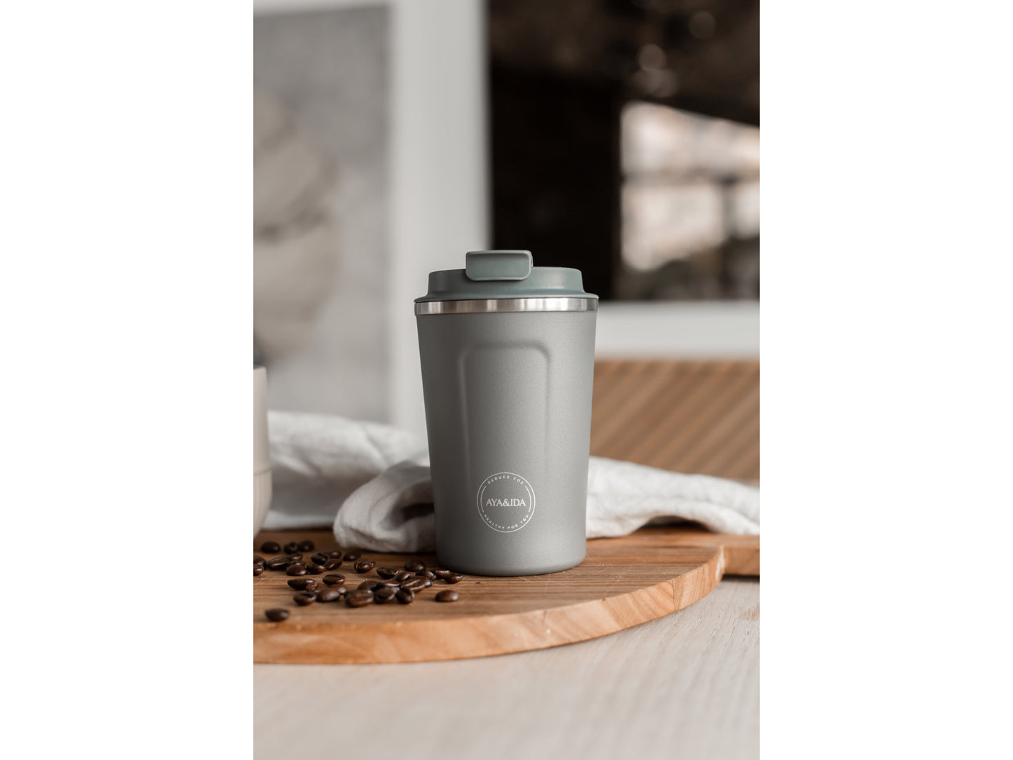 Kop med låg til kopholder i bil - dansk kvalitet og design